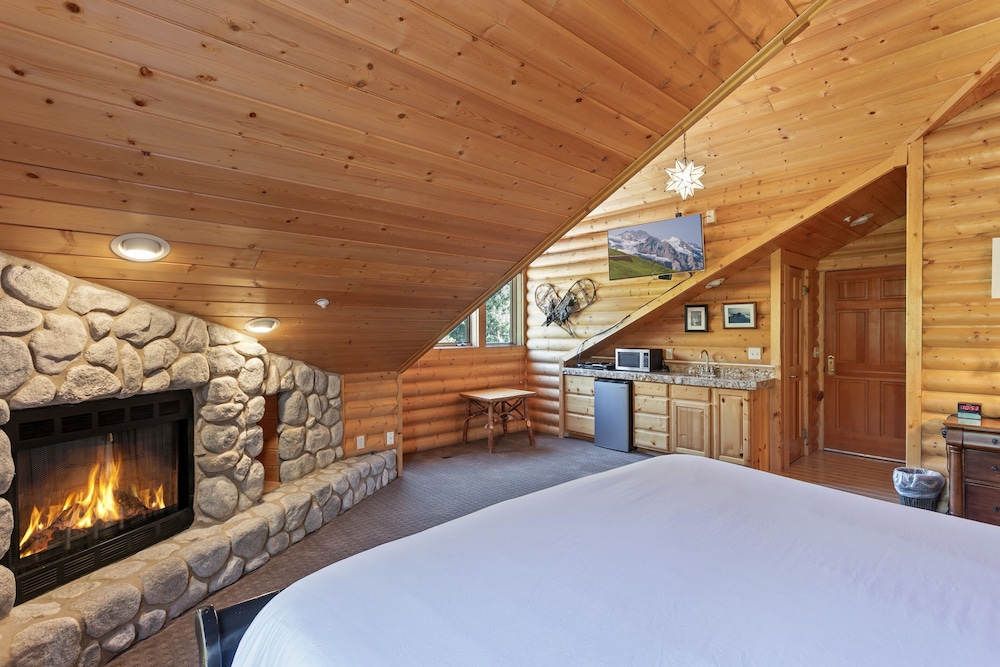Chaparral at Deer Valley Resort - Three Bedroom Condo with Hot Tub #102 3 Condo