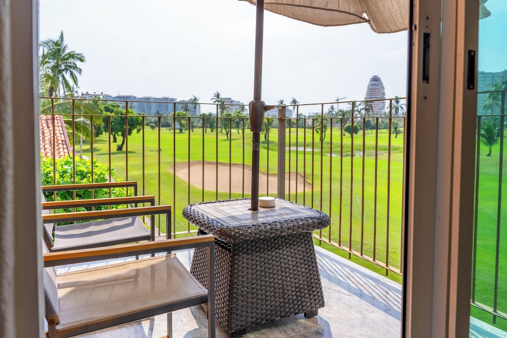 Family Condo with 3 BDR Pool & Hot tub