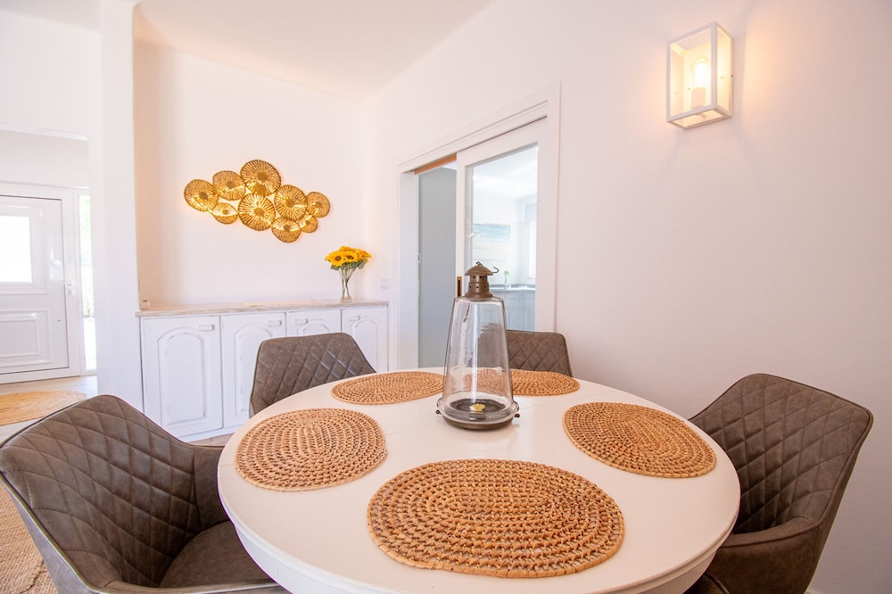 67 adm 3 Bedroom Villa Walking Distance to Carvo