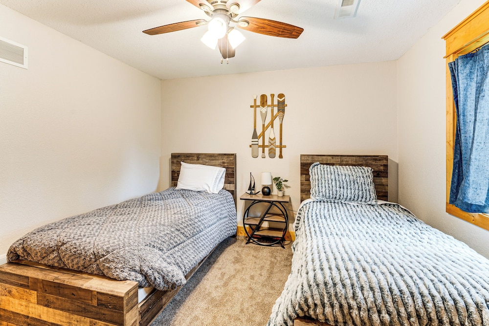 Luxe Barndominium Retreat Near Blue Spring Lake!