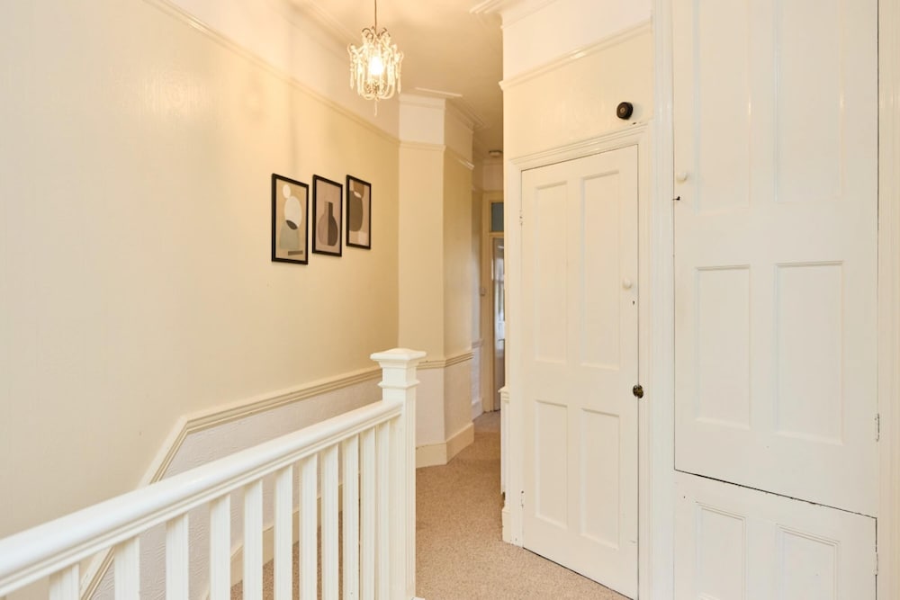 The Cranley Gardens Escape - Spacious 2bdr Flat