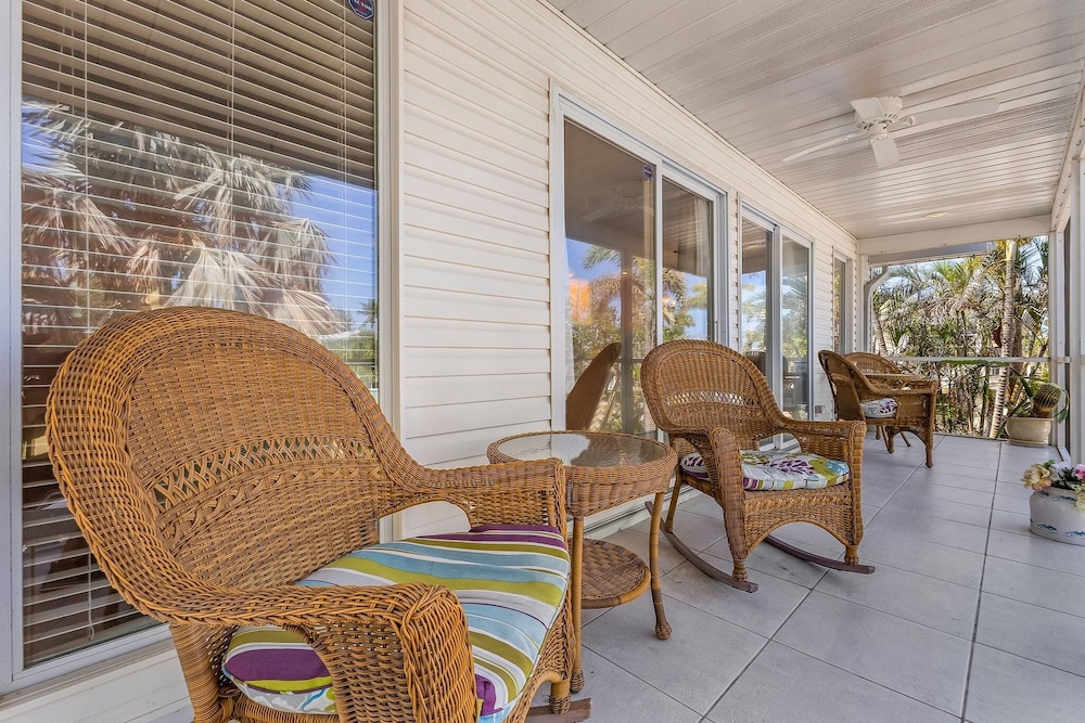 140 Barefoot Bungalow: 4br/2ba W/ Heated Pool! 4 Bedroom Home