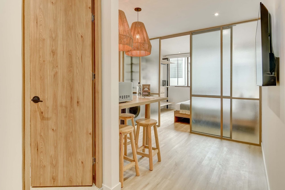 w Startling 2BR Apartment in Trendy Zona T