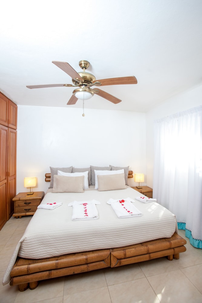 Los Corales Beach Village