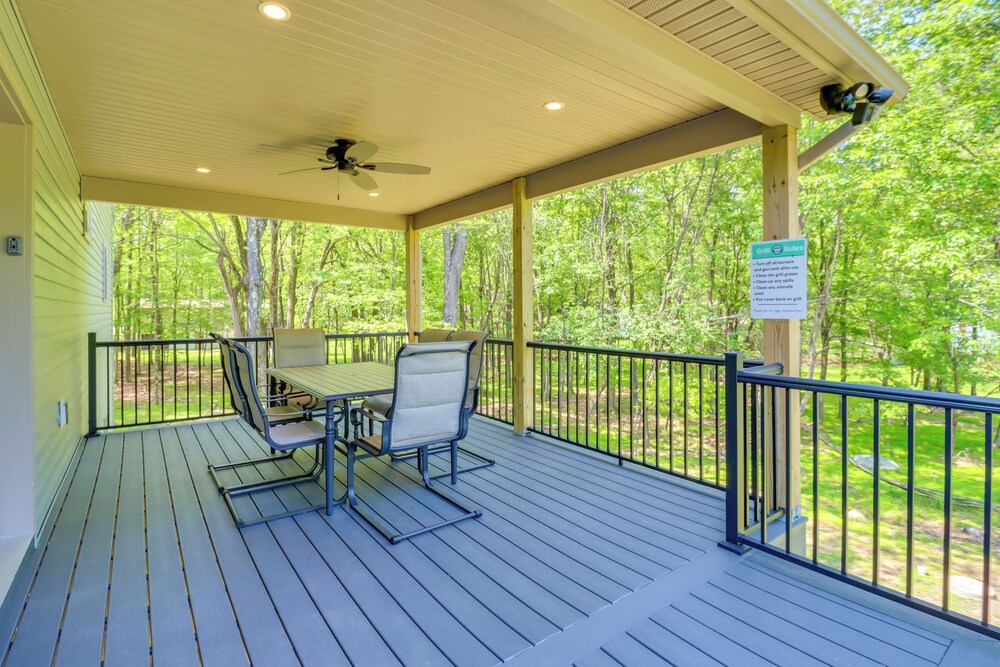 Hot Tub & Community Beach: Albrightsville Home!