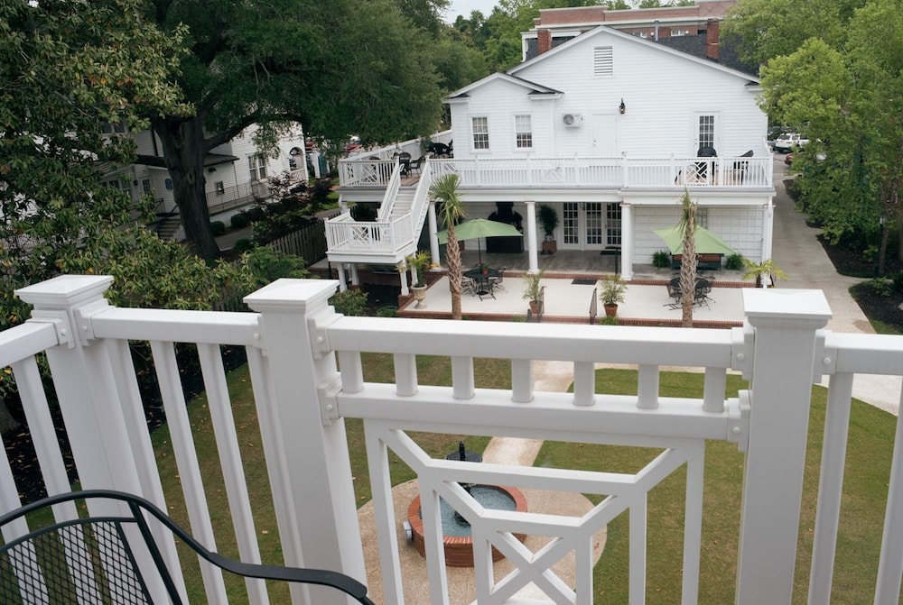 Carriage House Inn