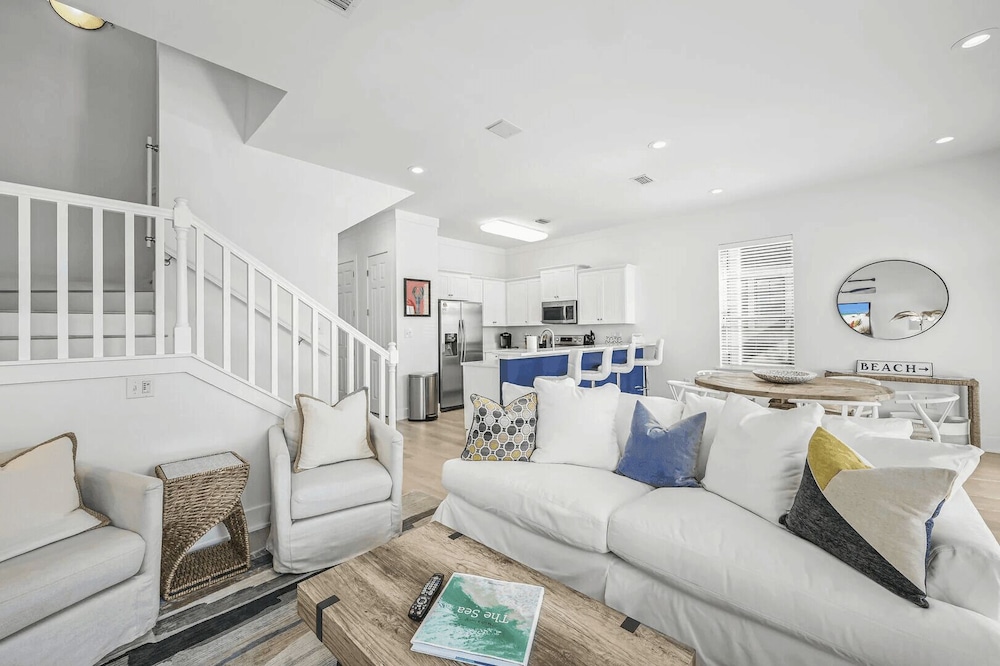 All Decked Out by Avantstay Pool & Private Beach Access, Bikes Provided