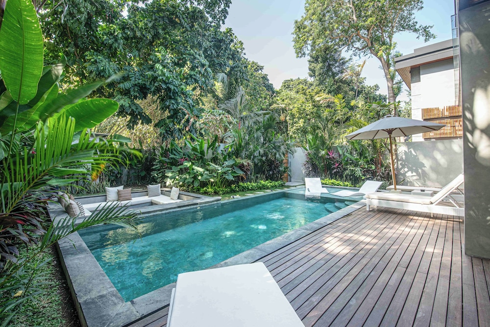 Enchanting 5BR Canggu Villa Moments to Sea