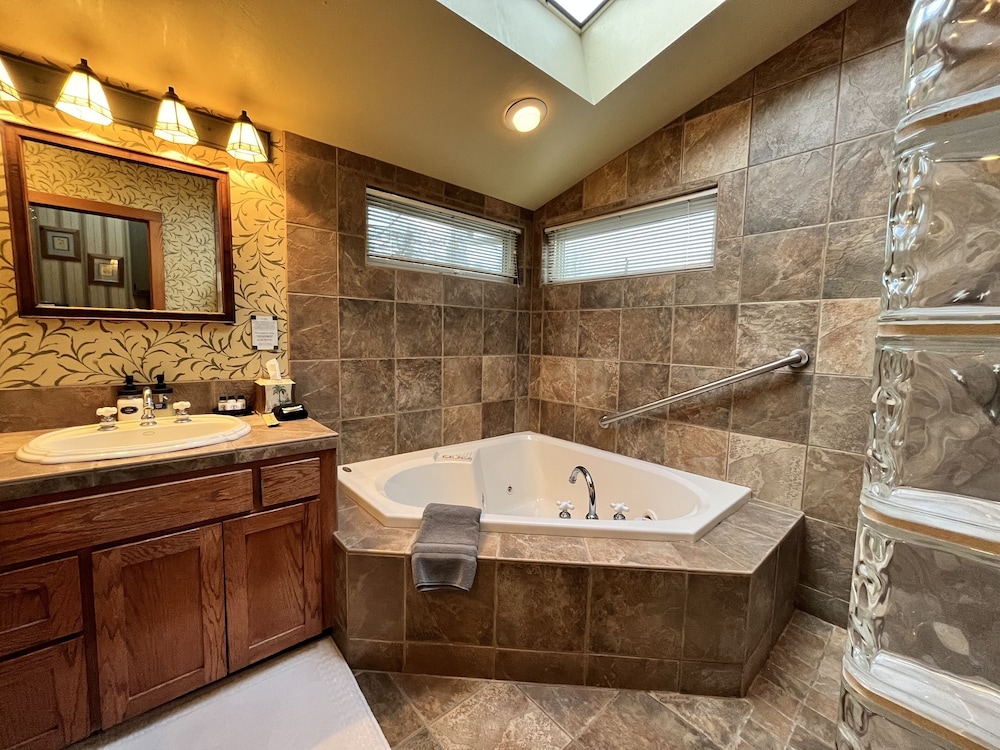 Ashland Vacations - Country Willows Inn and Estate - Property Image 3