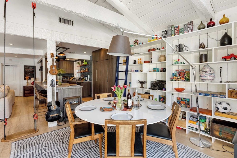Chic LA Hideaway w/ Soaking Tub, Firepit Lounge & Tranquil Backyard