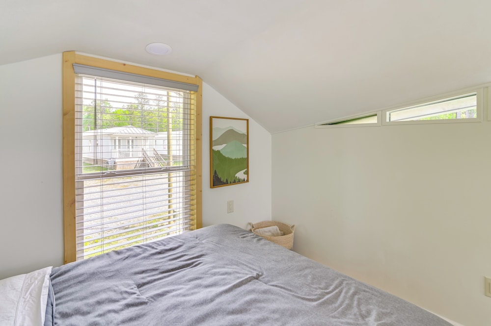 2 Mi to Msu: Tiny Home w/ Furnished Deck!