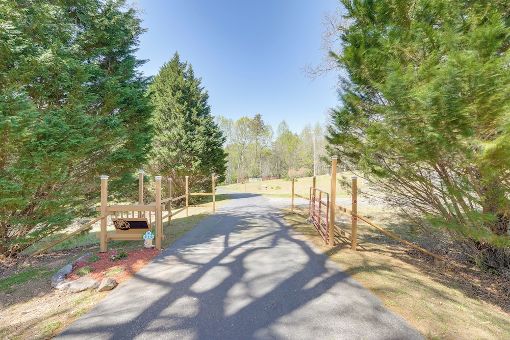 3 Mi to Hiawassee: 'berry Cute Country Cottage'