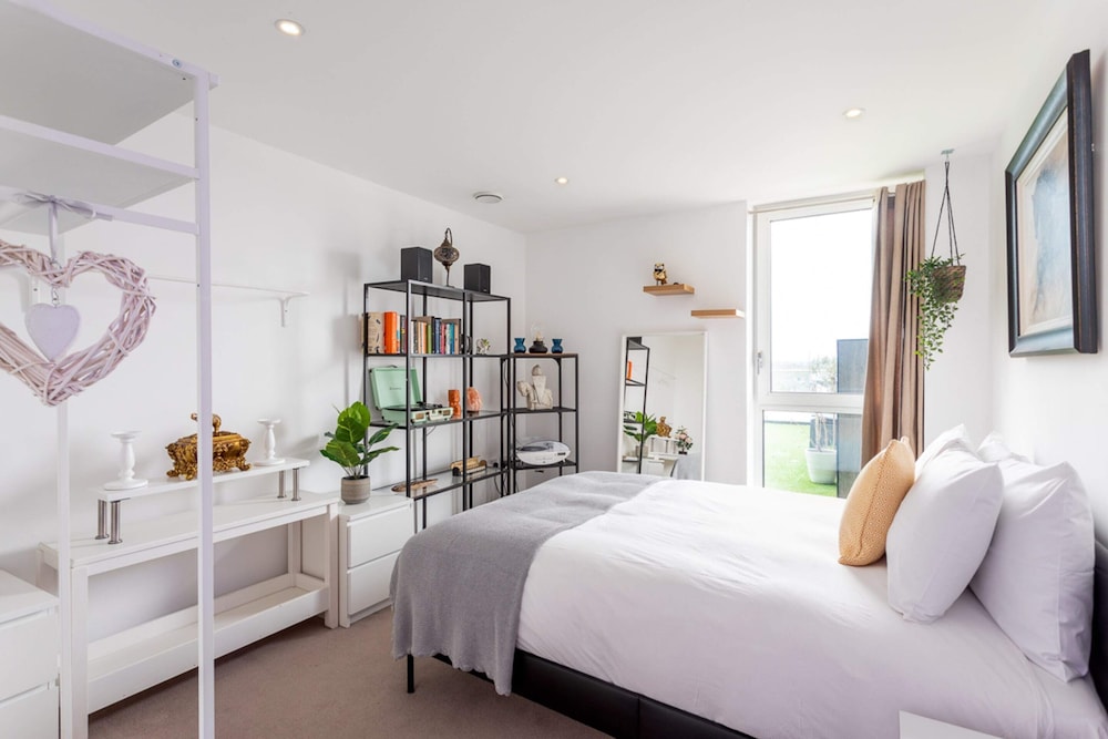Stunning Brentford Penthouse view 3