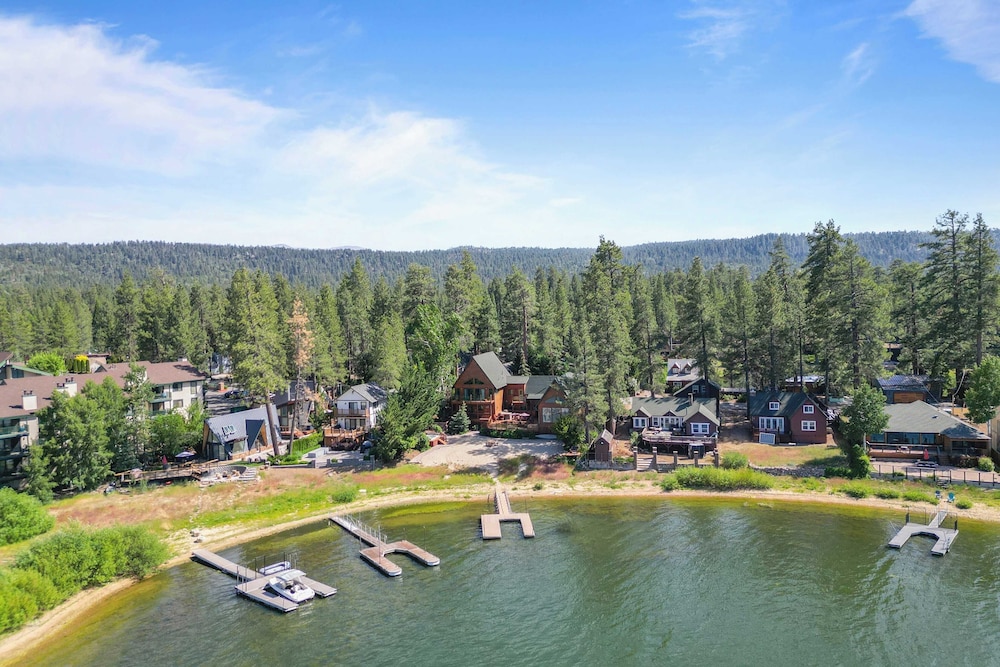 2 Lakefront Homes by Avantstay Sleeps 23, Private Dock+beach, Hot Tub, Fire Pit, Deck Views