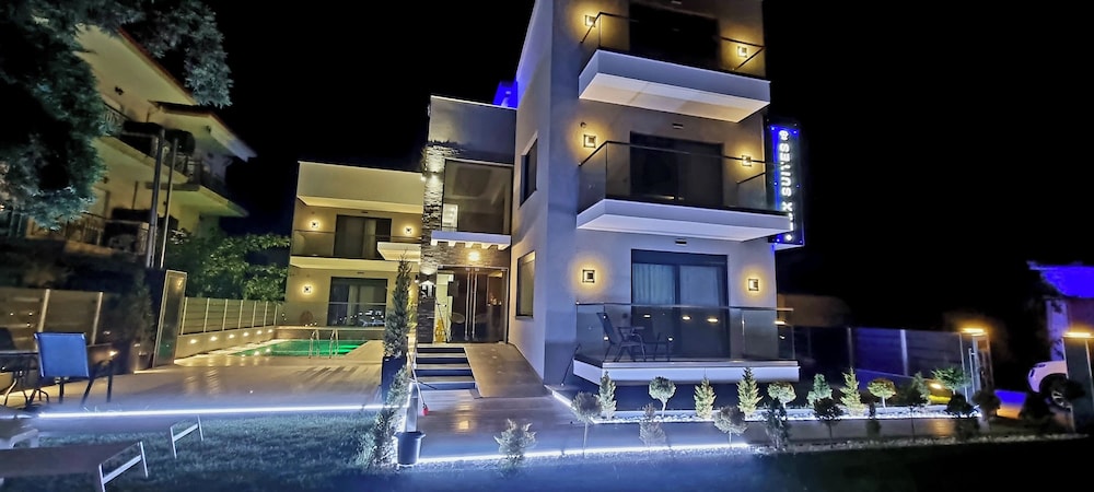 LUXSUITES