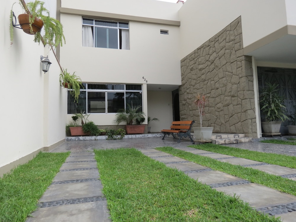Miraflores Inn