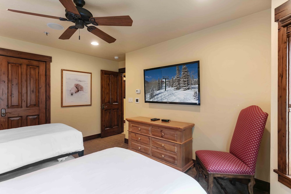 1617 - Six Bedroom plus Den Lakeside 6 Condo