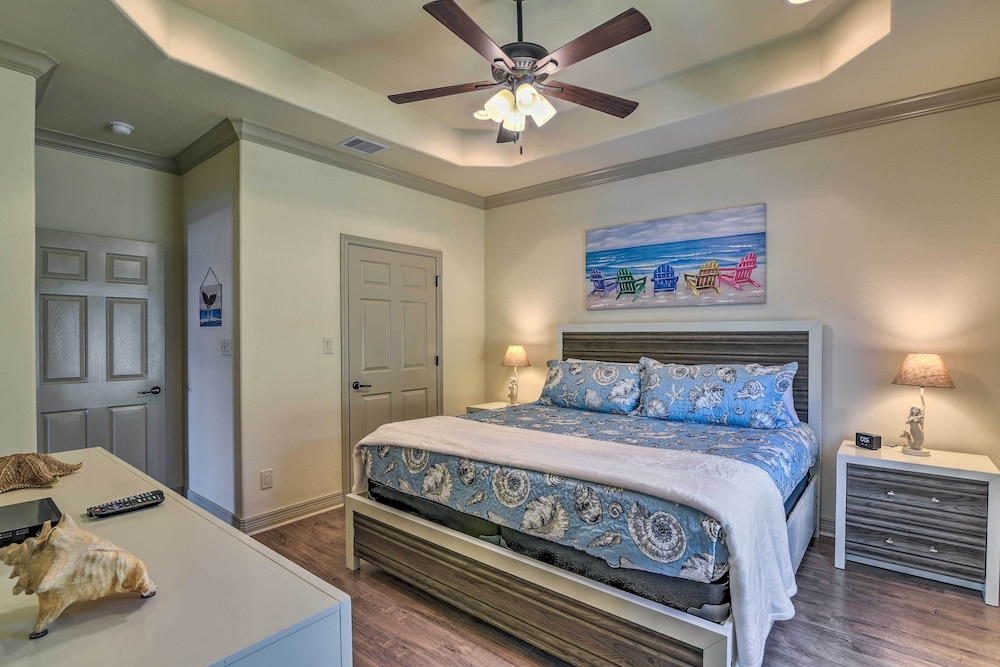 Walk to Shore: Family Retreat in Crystal Beach! view 2