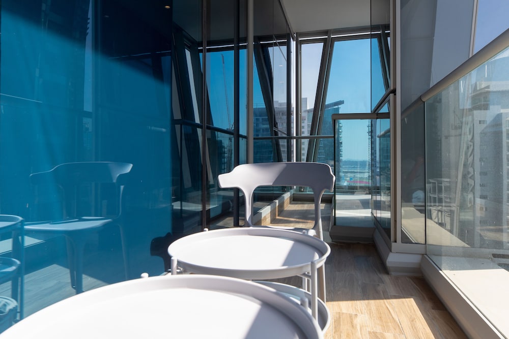 SIMPLY COMFORT Urban Chic Suites in J One Tower City & Canal Views