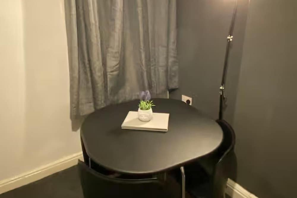 Cosy 2 Bed House - Sleeps 3, Parking & Garden