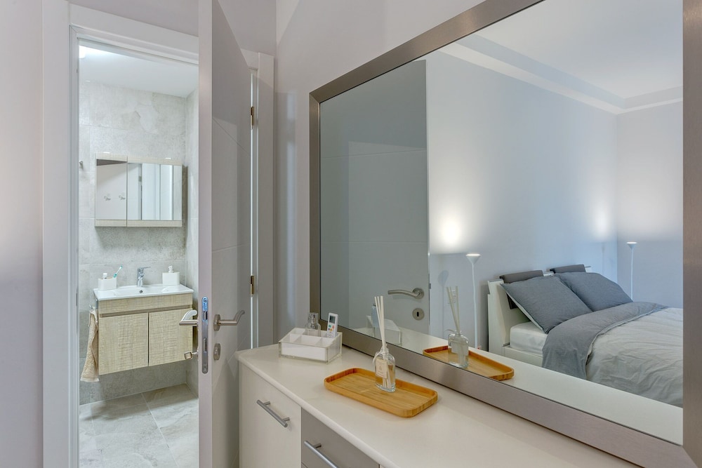 Brand New Designer Finished Apartment, Central Location photo 4