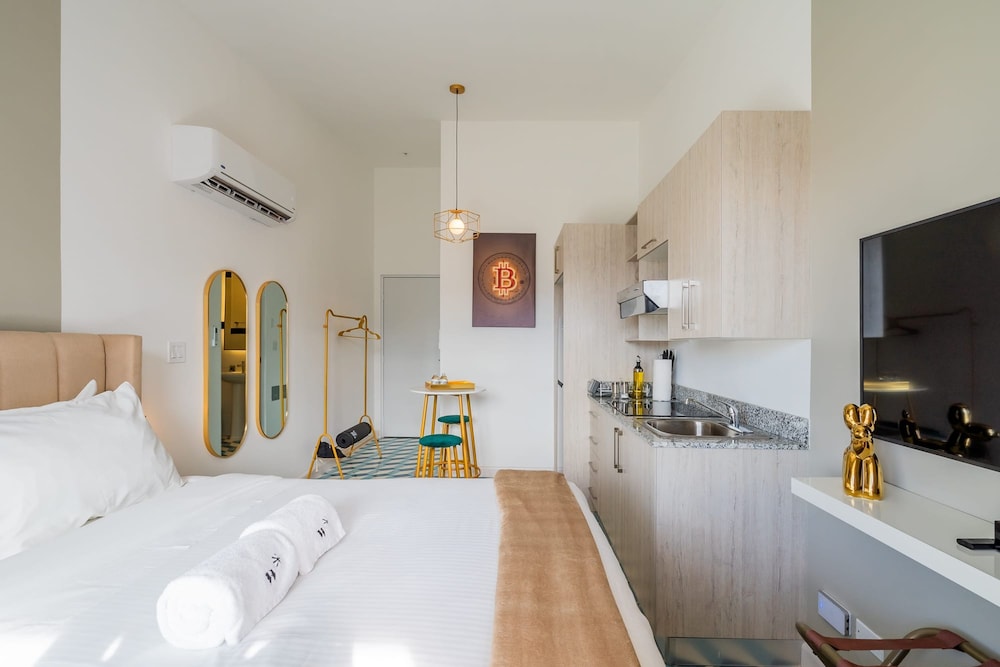 w Radiant Loft w Fabulous Deco in Santa Ana