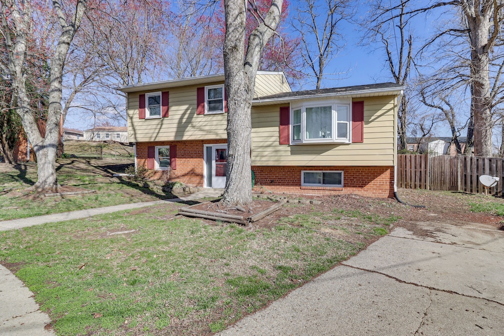 4 Mi to Northwest Stadium: Inviting Home!