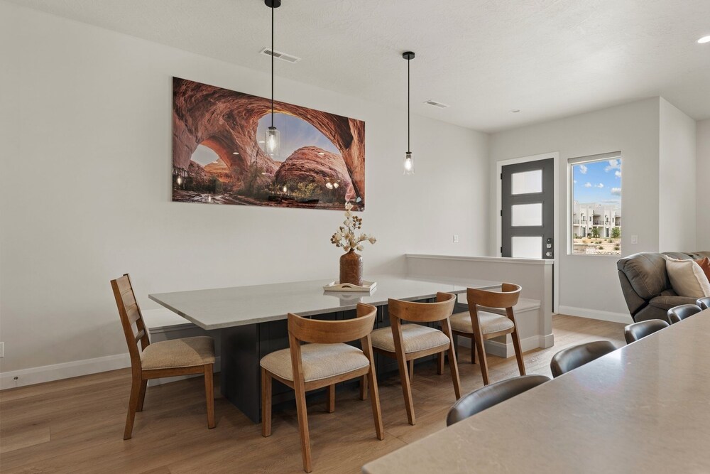 Canyon Country Oasis 6 Bedroom Townhouse