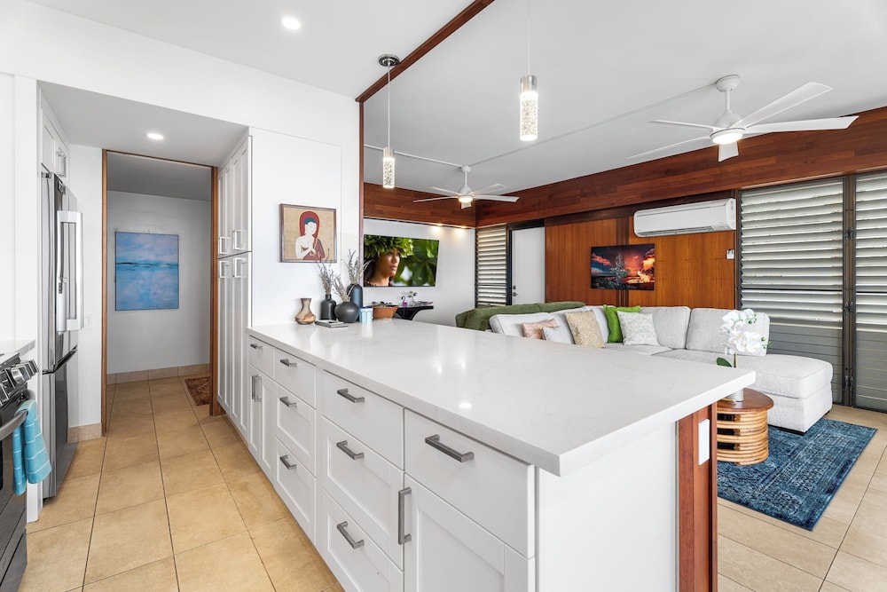 Oceanfront Elegance 2BR w/ Panoramic Views, Pool, Lanai + Concierge - Vrkcv