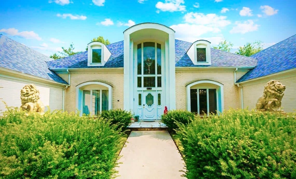 Luxe Gated Mansion - Basketball Court Movie Theater Acreage
