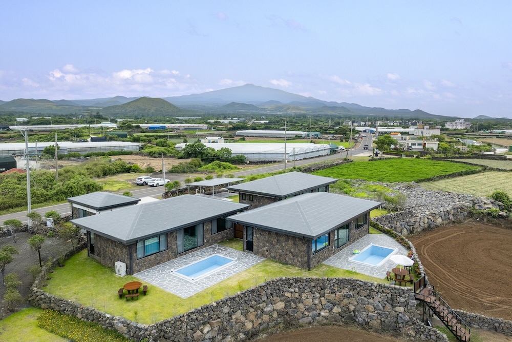 Gimnyeong stonewall Private Pool Villa