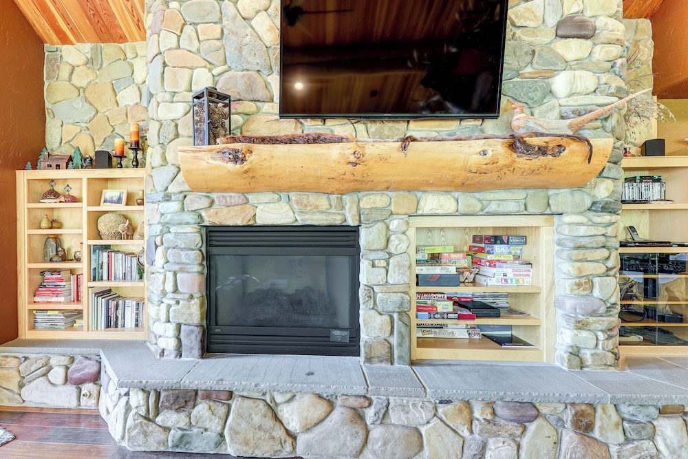 Ski-in/out, Hot Tub: Spacious Retreat in Whitefish