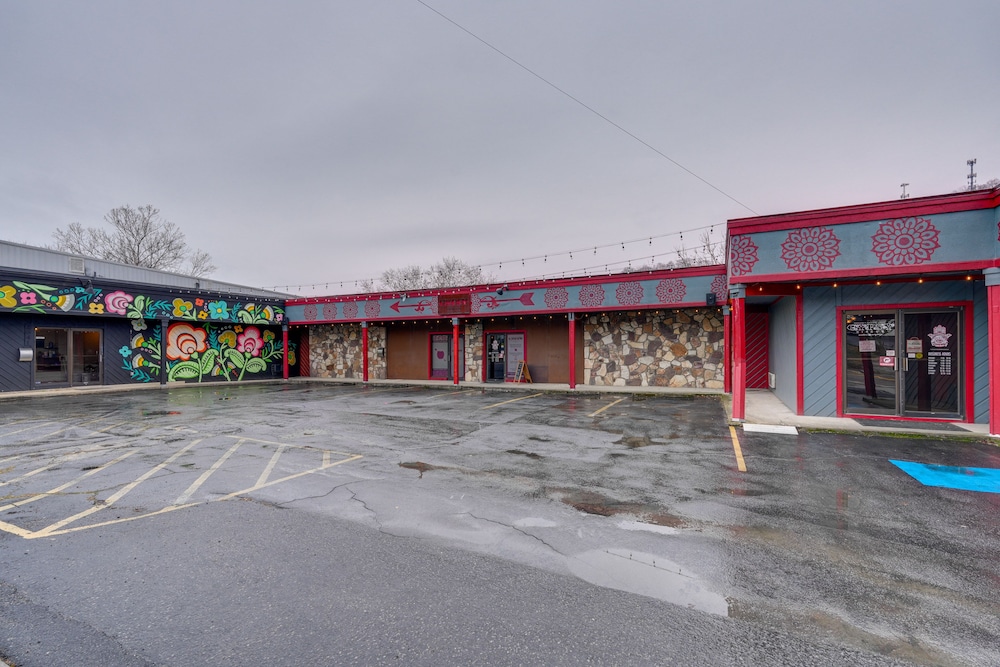 Cozy Kingsport Apartment: Walk to Cidery! view 5