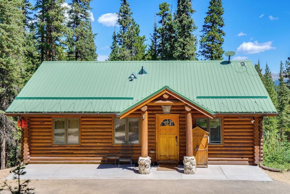Hot Tub Hideaway w/ Views & Deck in Fairplay!