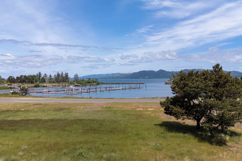 Columbia River Views: Spacious Hammond Getaway!