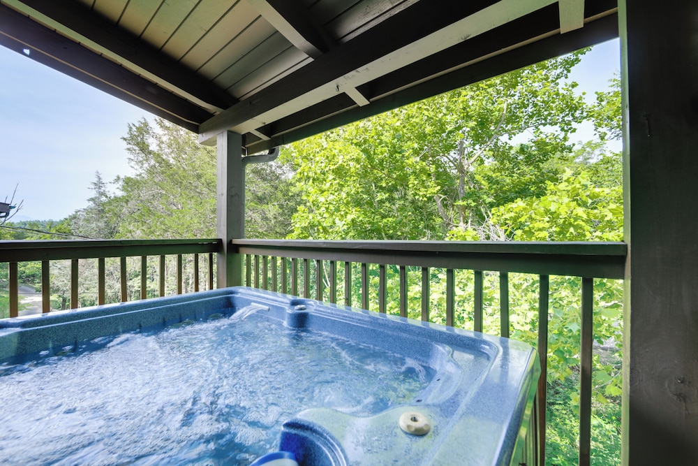 Smokies Cabin on Douglas Lake w/ Resort Pool