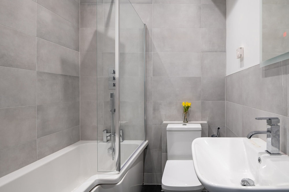 Beautiful 5 Bedroom Apartment in Capel Salem