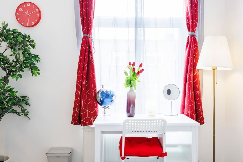 Kensington Charming and Bright Flat