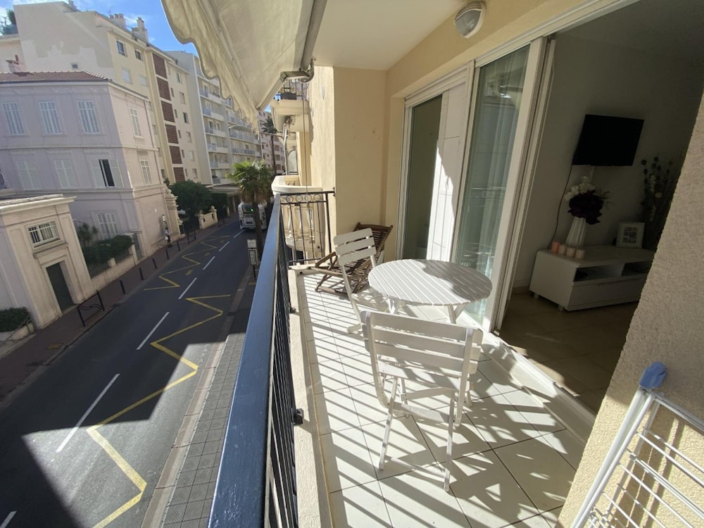 One Bedroom Apartment in the Center of Cannes a few Steps From the Beaches and the Conference Center - 2005