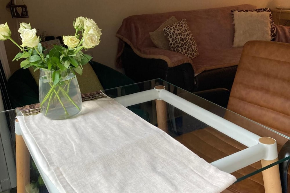 Bright London Retreat Near North Acton Tube