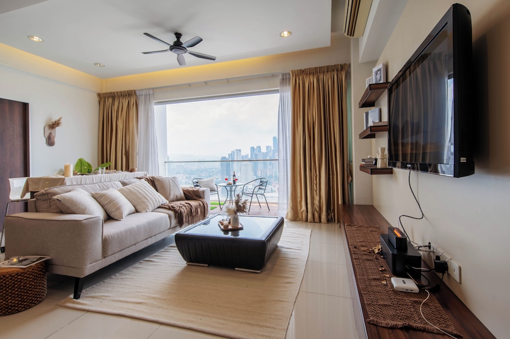 NaiBnB @ Regalia Residence