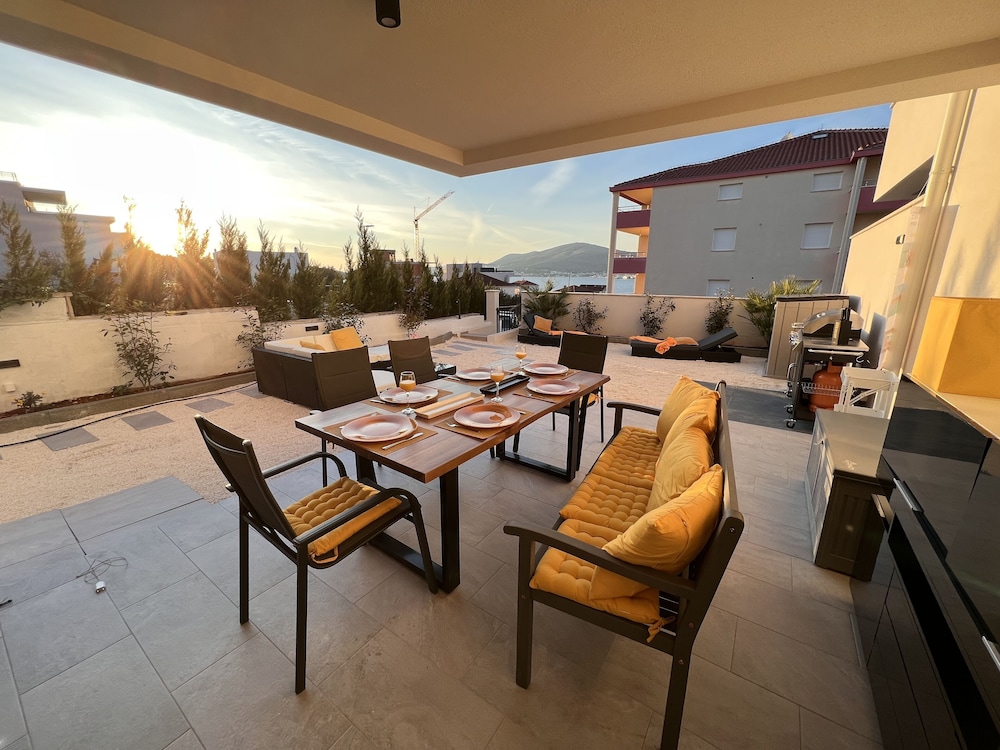 Sunshine Deluxe 80m2 Apartment With Pool, 50 m2 Garden Lounge and Outdoor Space view 4