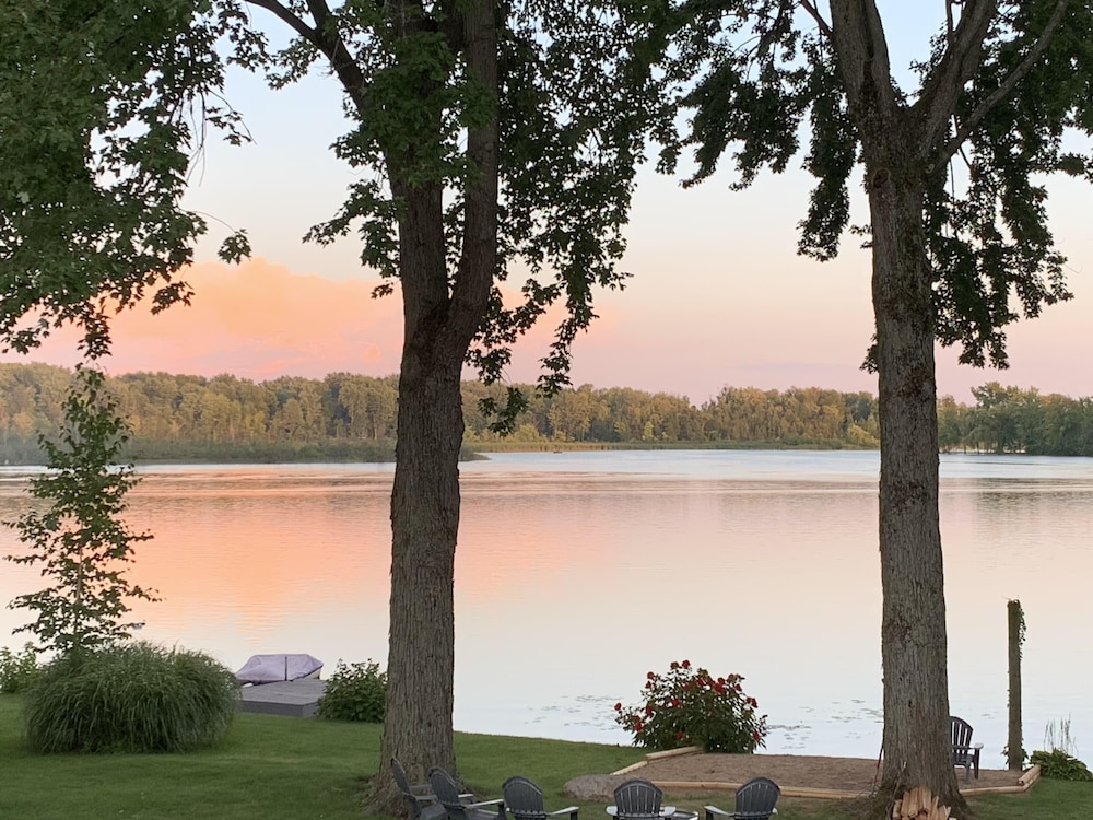 Miner Lake Lakefront Beach Cottage for Family Fun