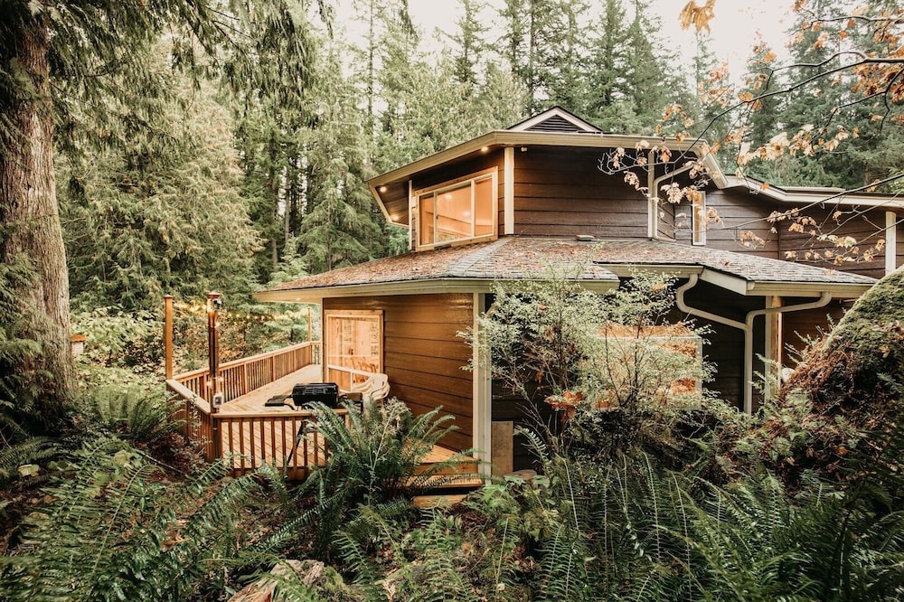 13sl - Hot Tub - Pets Ok - Wifi - Sleeps 8 2 Bedroom Home by RedAwning