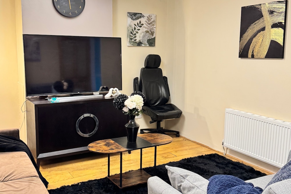 House - Sleeps 9 - Garden - Pet Friendly - Parking