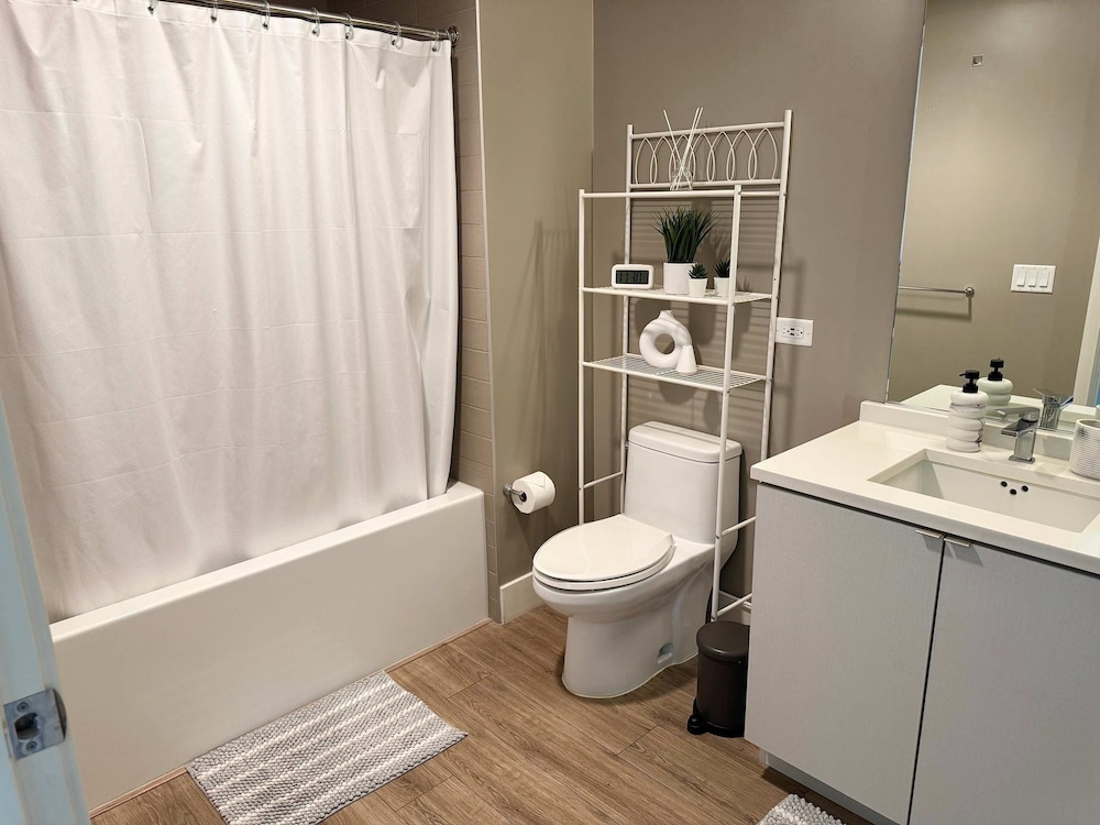 NEW Upscale Downtown San Diego Stay Queen Bed Pool Sauna