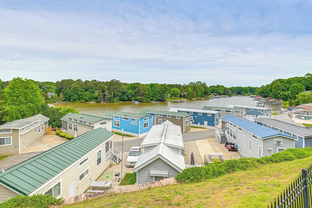 Work Close to Home at This Lake-view Retreat