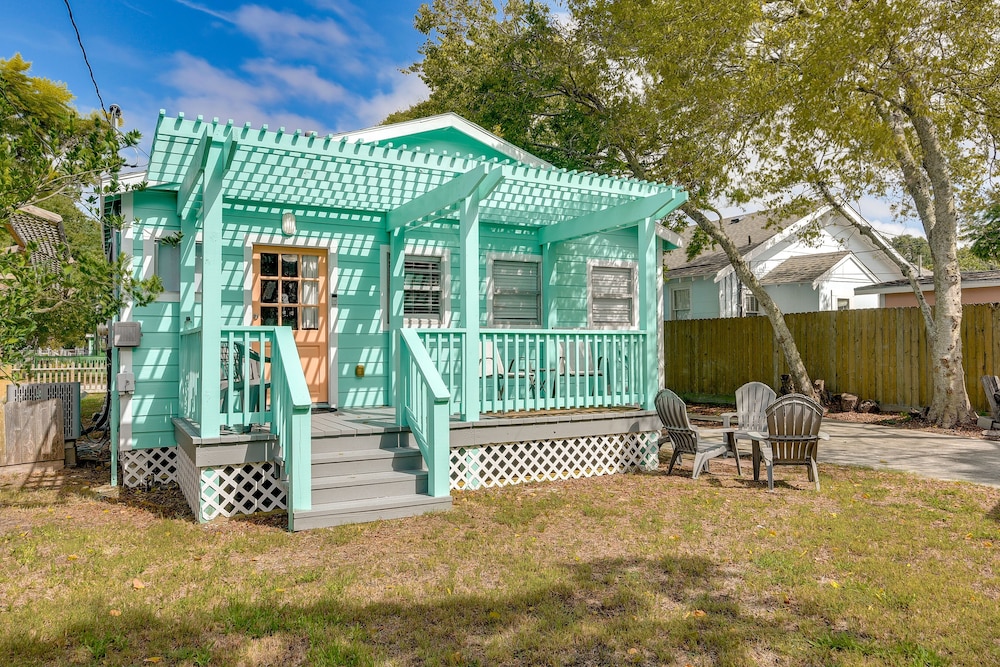 Galveston Vacation Rental: Deck & Central Location