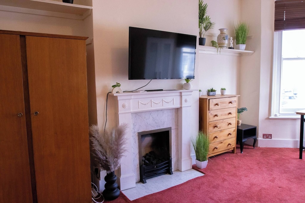Cozy Fulham Retreat With Private Entrance & Hot Tub