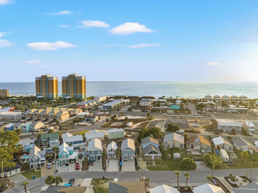 Spacious 4-bed, 3-bath Beach House Sleeps 12 for the Perfect Getaway
